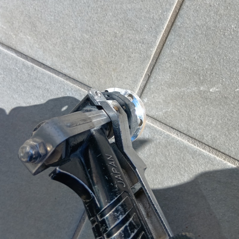 玄関床のタイルの目地から防蟻剤を注入