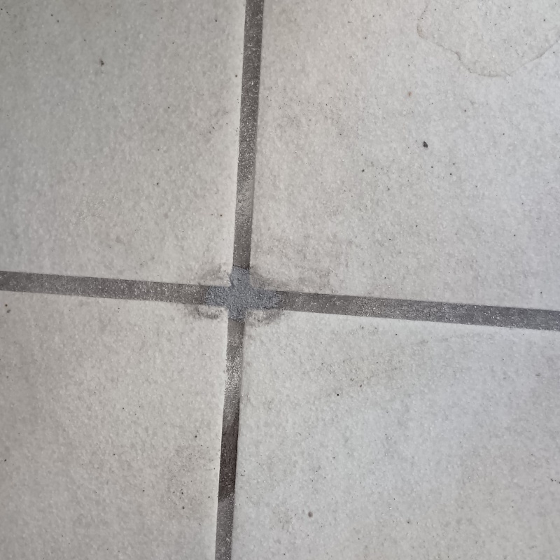 開けた穴をきれいに補修