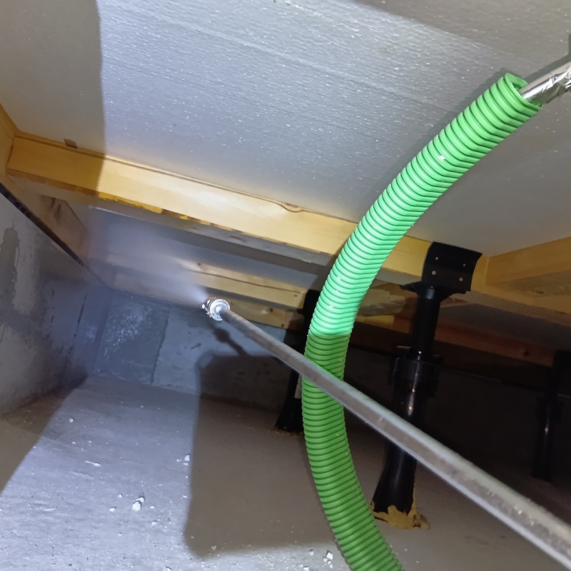 床下木材に防蟻剤を散布している様子