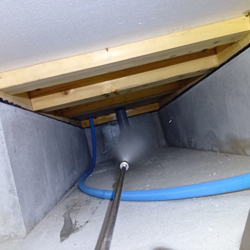 ベタ基礎の地面に防蟻剤を散布