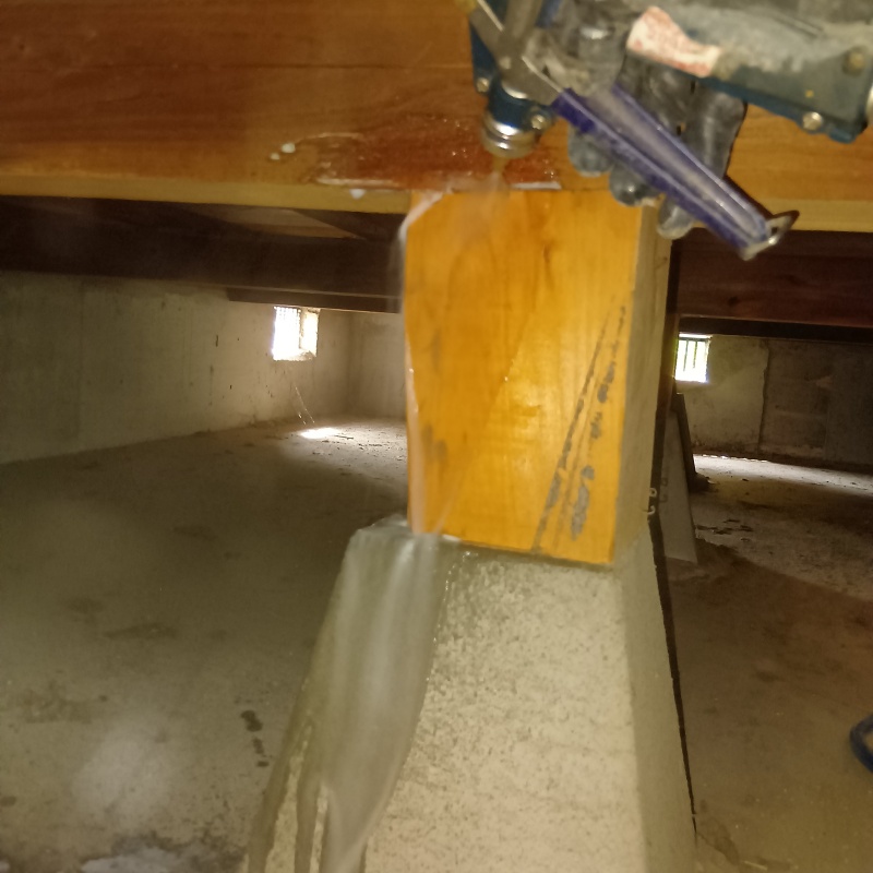 根太掛けにシロアリ駆除剤を散布