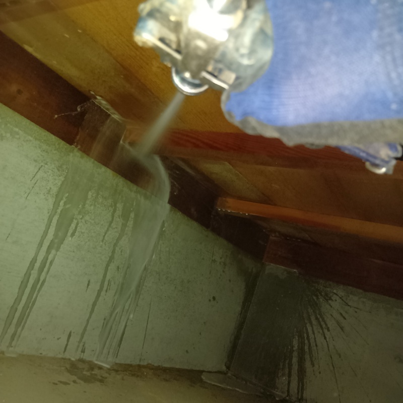 根太掛けにシロアリ駆除剤を散布