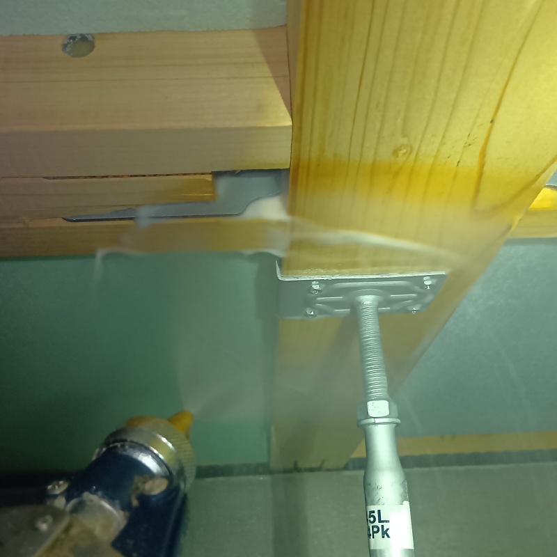 床束の接続部分に防蟻剤を散布