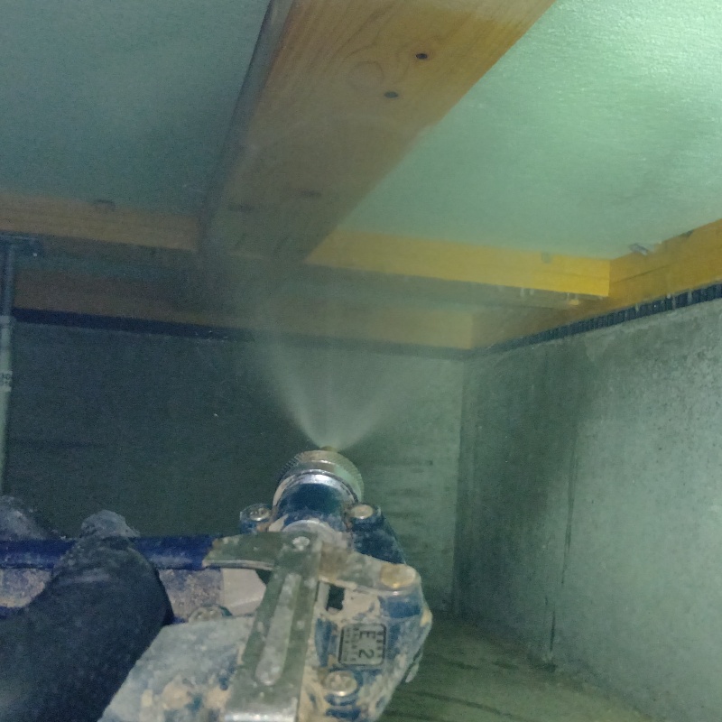 床下の木材に防蟻剤を散布