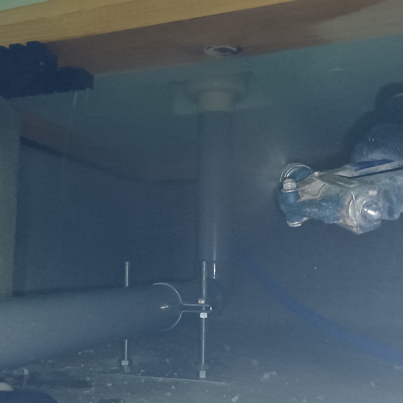 配管まわりに防蟻剤を吹き付けている様子