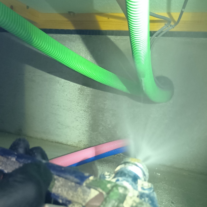 床下の基礎に防蟻剤を散布