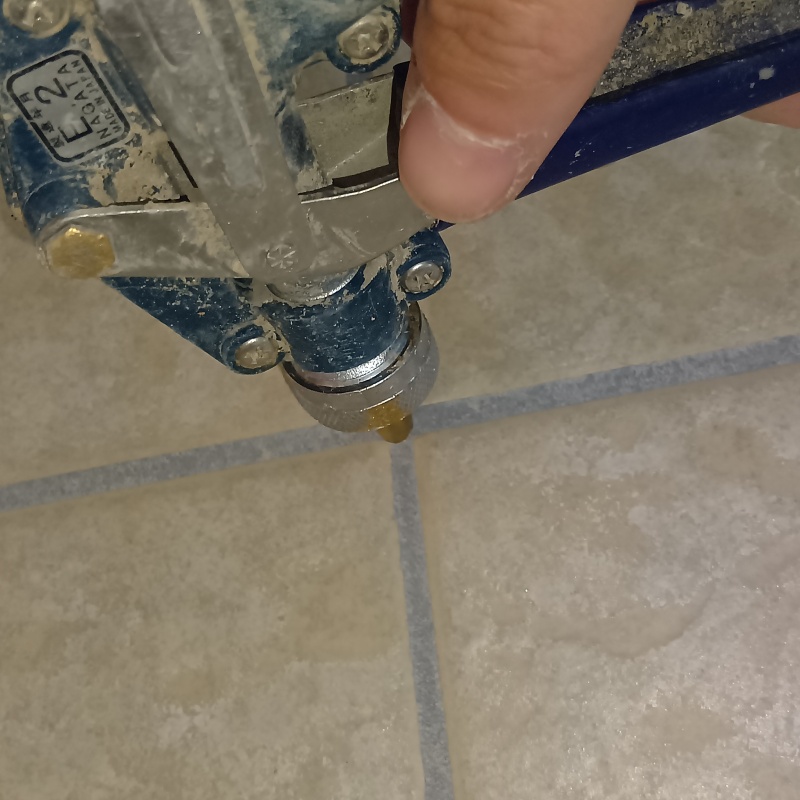 目地に穴を開けて防蟻剤を注入