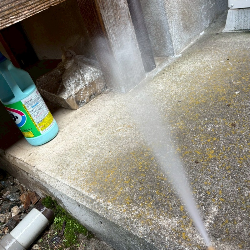 床下の劣化した木材にシロアリ駆除剤を吹きつけている様子
