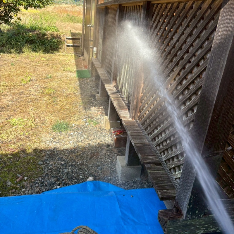 木の柵にシロアリ駆除剤を散布