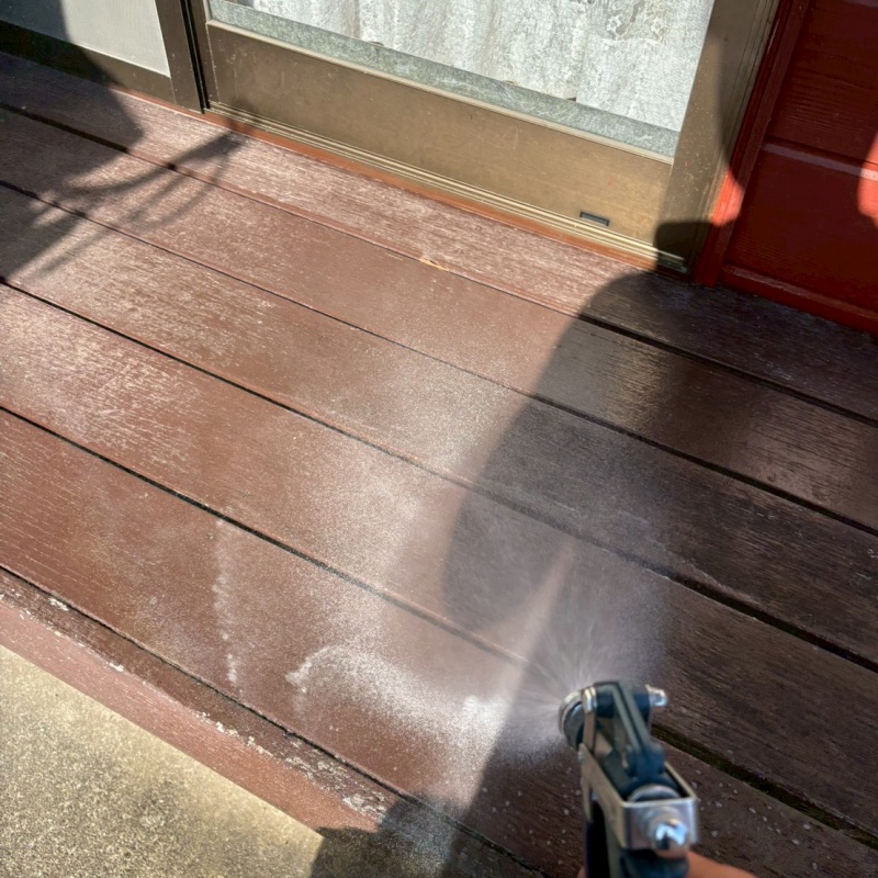 ウッドデッキにシロアリ駆除剤を散布