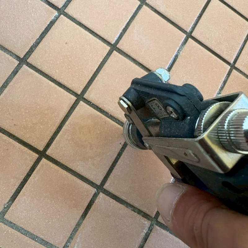 浴室床にシロアリ駆除剤を注入