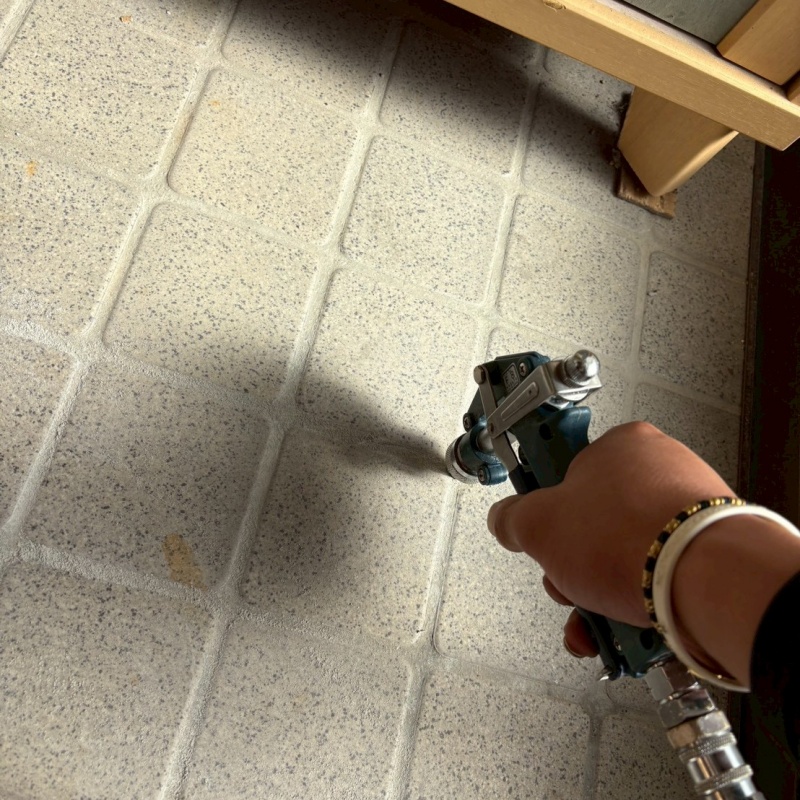 玄関床にシロアリ駆除剤を注入