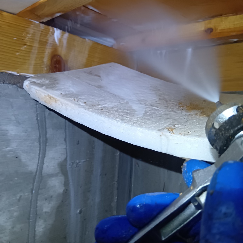 木材のすき間にシロアリ駆除剤を散布