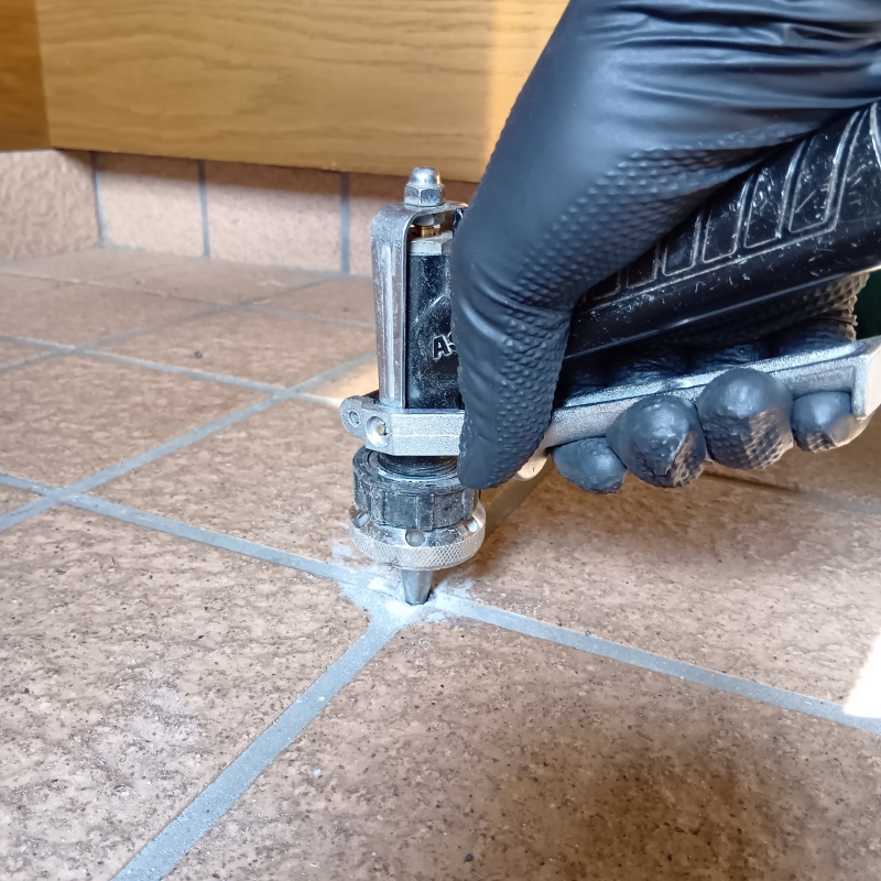 玄関床にシロアリ駆除剤を注入