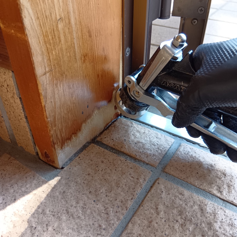 傷んだ木材の根本にシロアリ駆除剤を注入