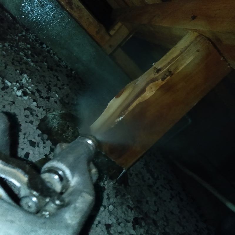 床束に防蟻剤を散布