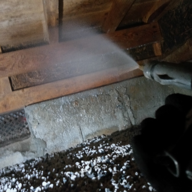 床下木材に防蟻剤を散布する様子