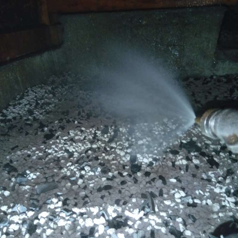 床下の土壌に防蟻剤を散布