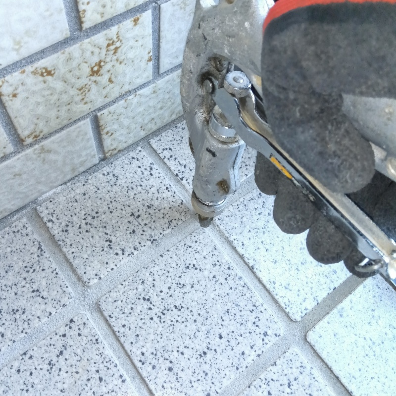 玄関先のタイルの目地から防蟻剤を注入