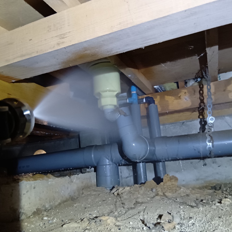 床下の配管まわりにシロアリ駆除剤を散布