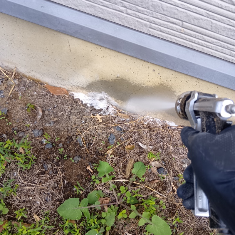 建物外周の土壌にシロアリ駆除剤を散布