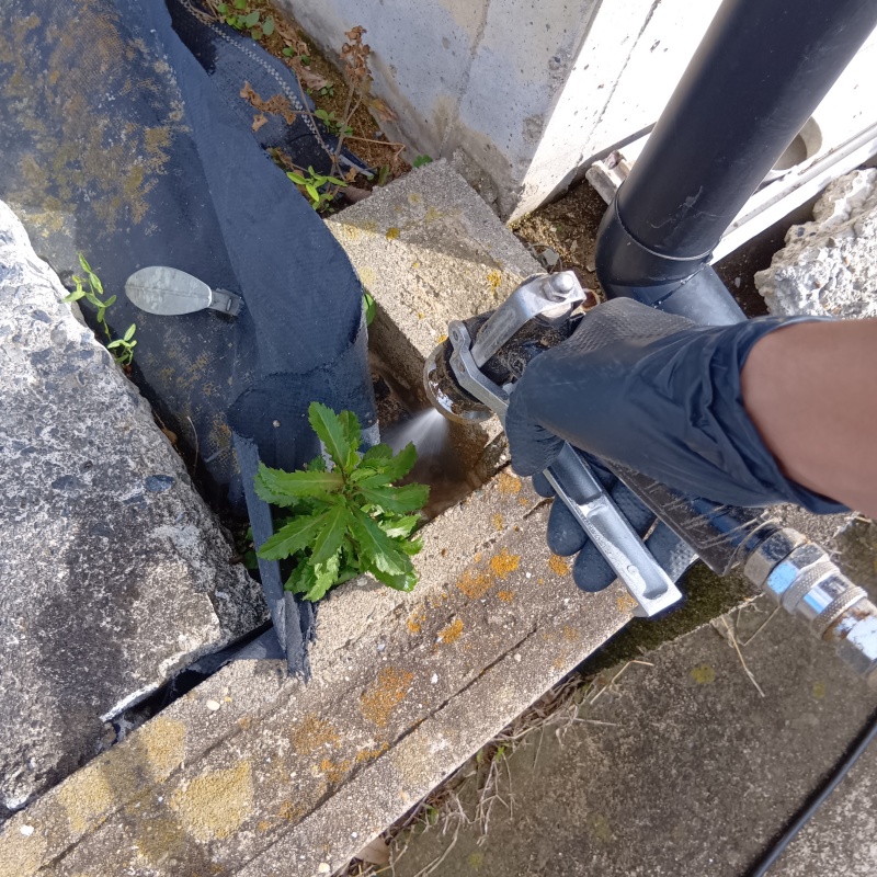 建物外周の土壌にシロアリ駆除剤を散布