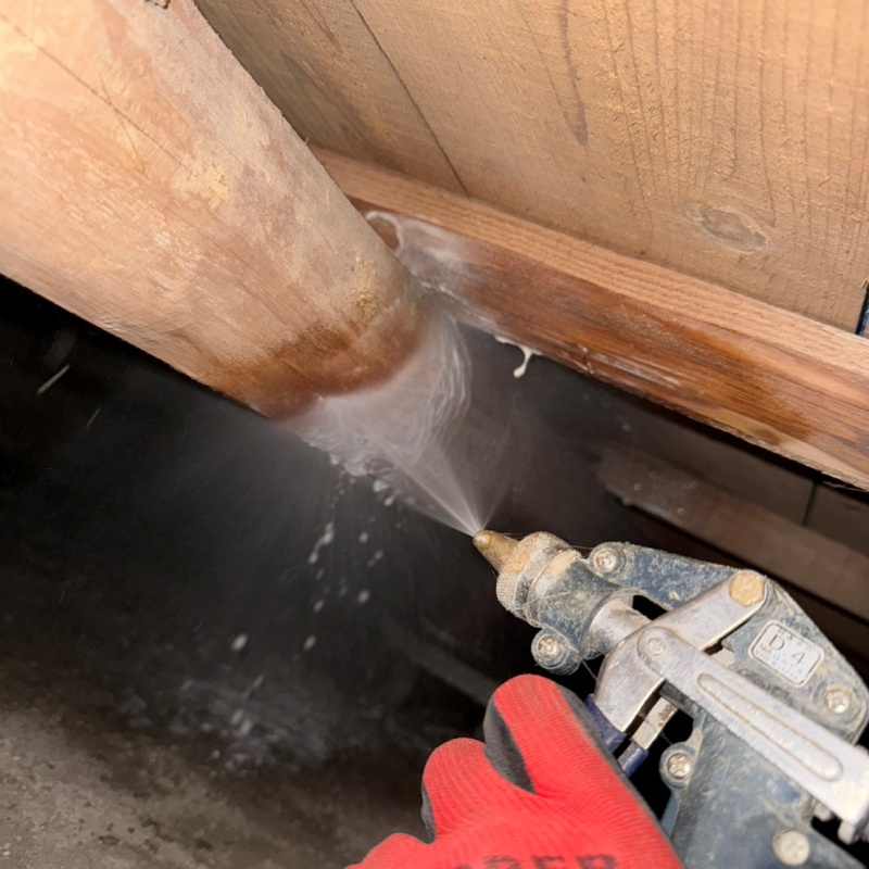 床下の木材にシロアリ駆除剤を散布