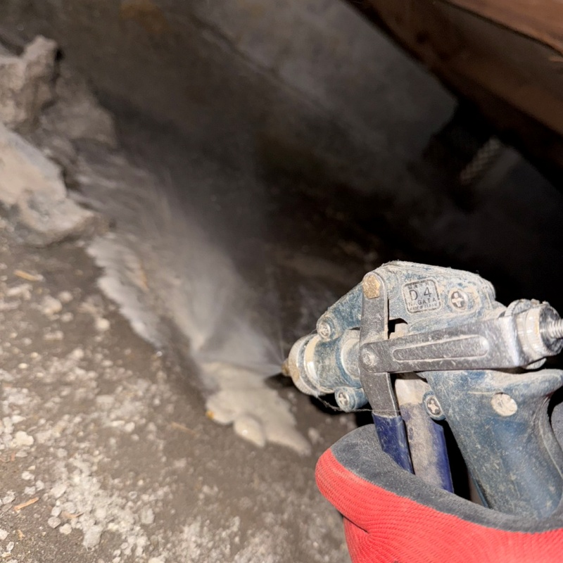 床下の土壌にシロアリ駆除剤を散布