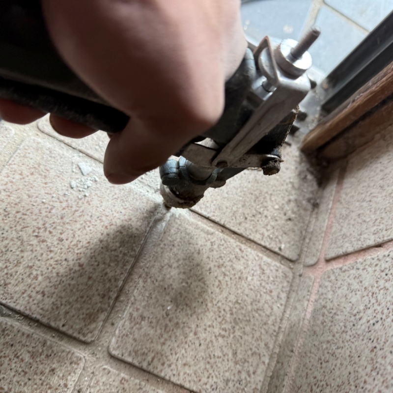 玄関床にシロアリ駆除剤を注入