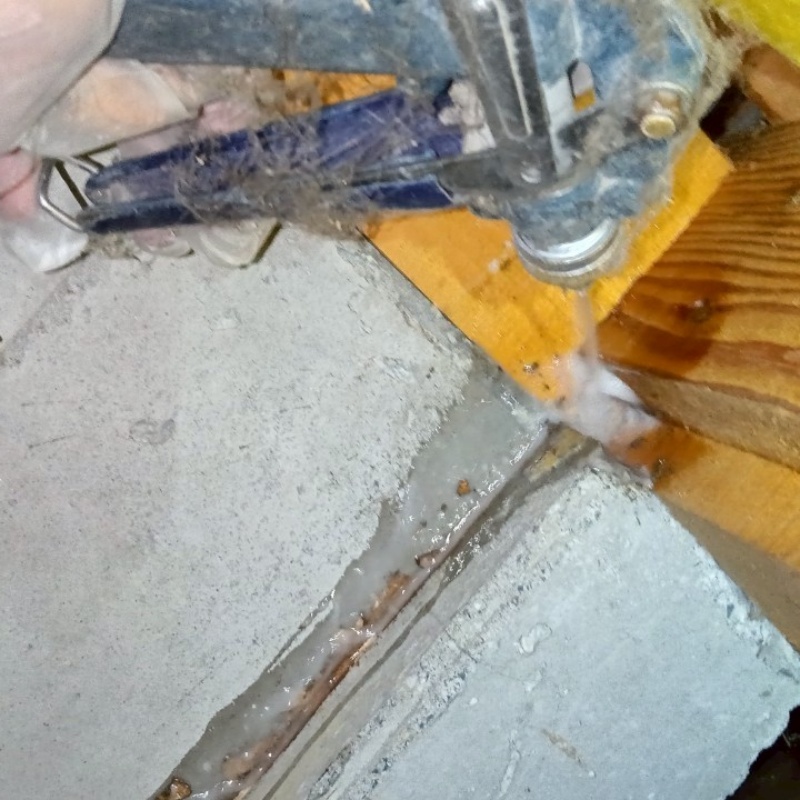 シロアリ駆除剤を念入りに散布している様子