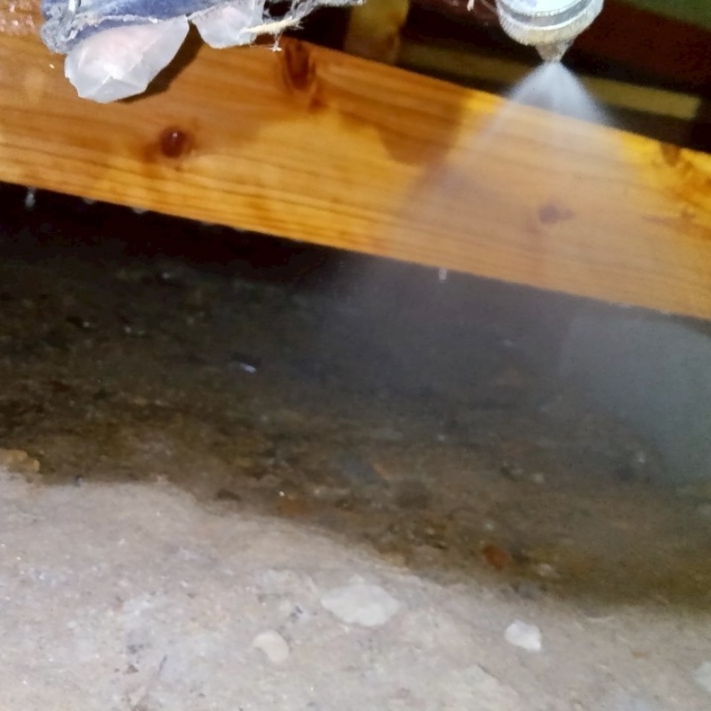 床下の地面にシロアリ駆除剤を散布