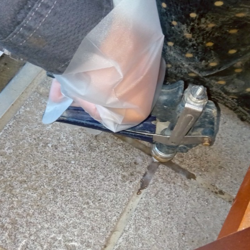 玄関床にシロアリ駆除剤を注入