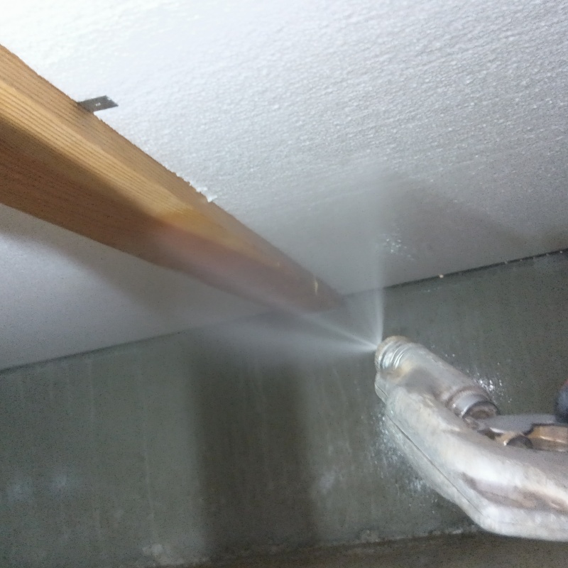 床下木材に防蟻剤を散布