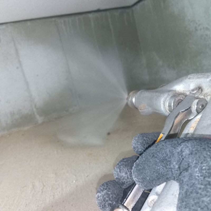 床下の基礎に防蟻剤を散布する様子