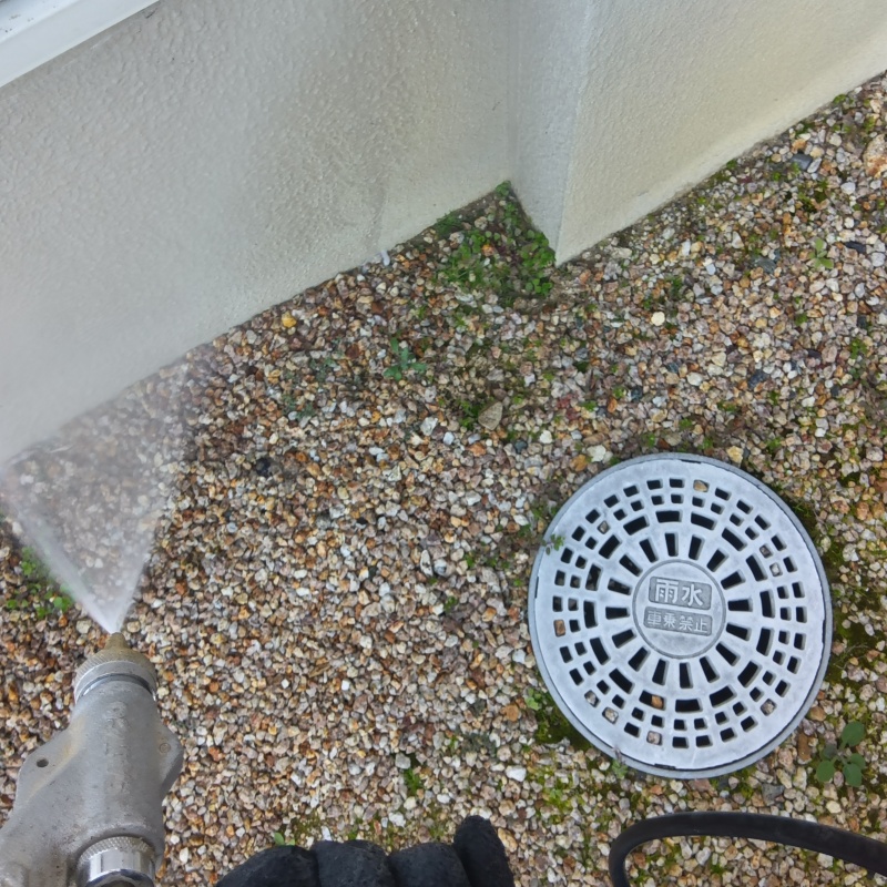 建物外周の土壌に防蟻剤を散布