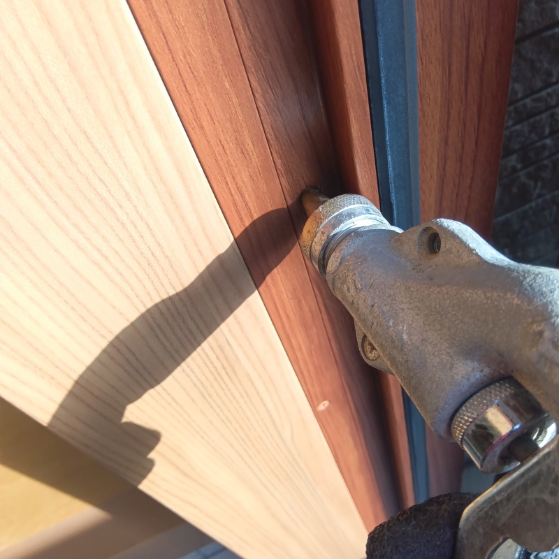 玄関ドア枠に穴を開けて防蟻剤を注入