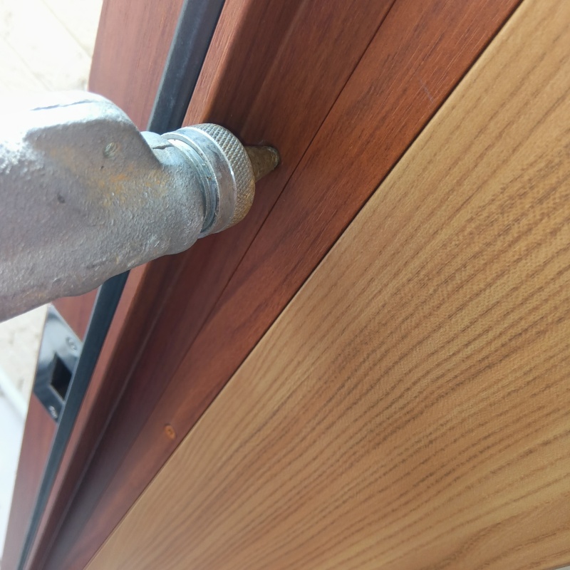 玄関ドア枠に穴を開けて防蟻剤を注入