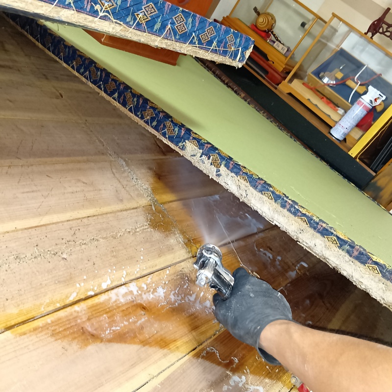 畳の裏にシロアリ駆除剤を散布