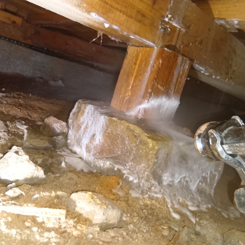 束石まわりにシロアリ駆除剤を散布