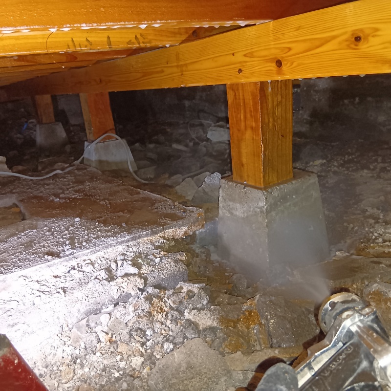 束石まわりにシロアリ駆除剤を散布