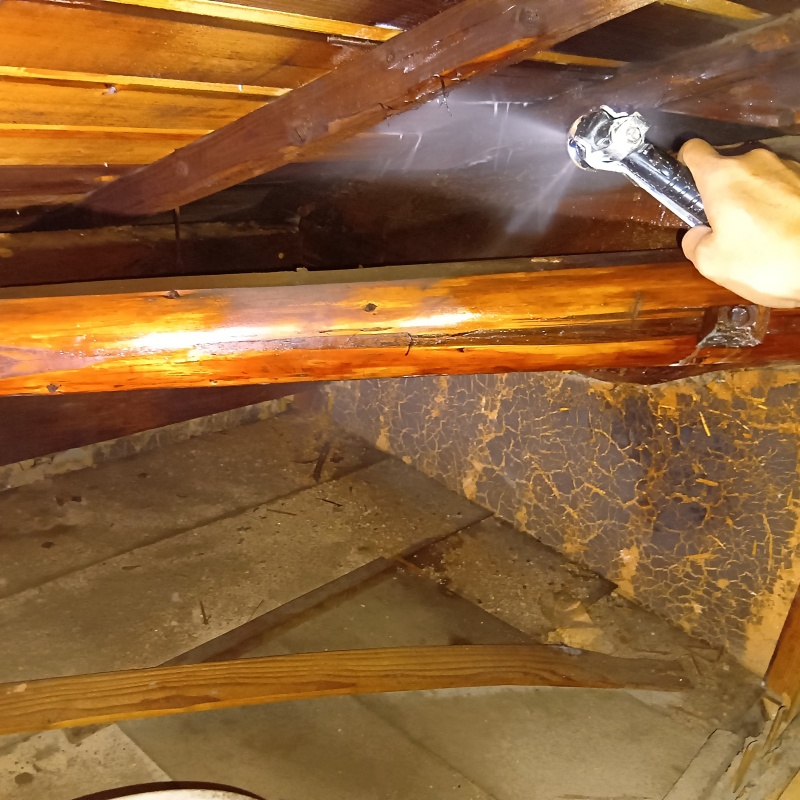 屋根裏の木部にシロアリ駆除剤を散布