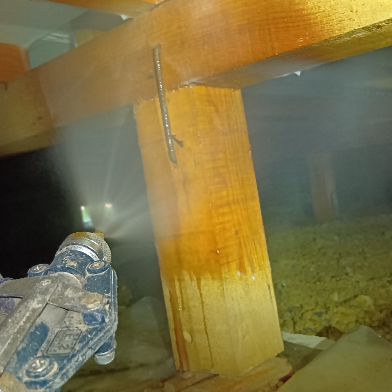 木材と木材が接する部分にシロアリ駆除剤を散布