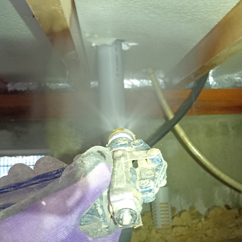 配管まわりにシロアリ駆除剤を散布