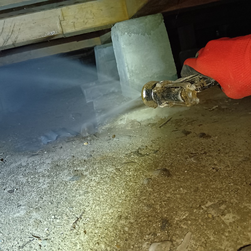 床下の地面に薬剤を散布