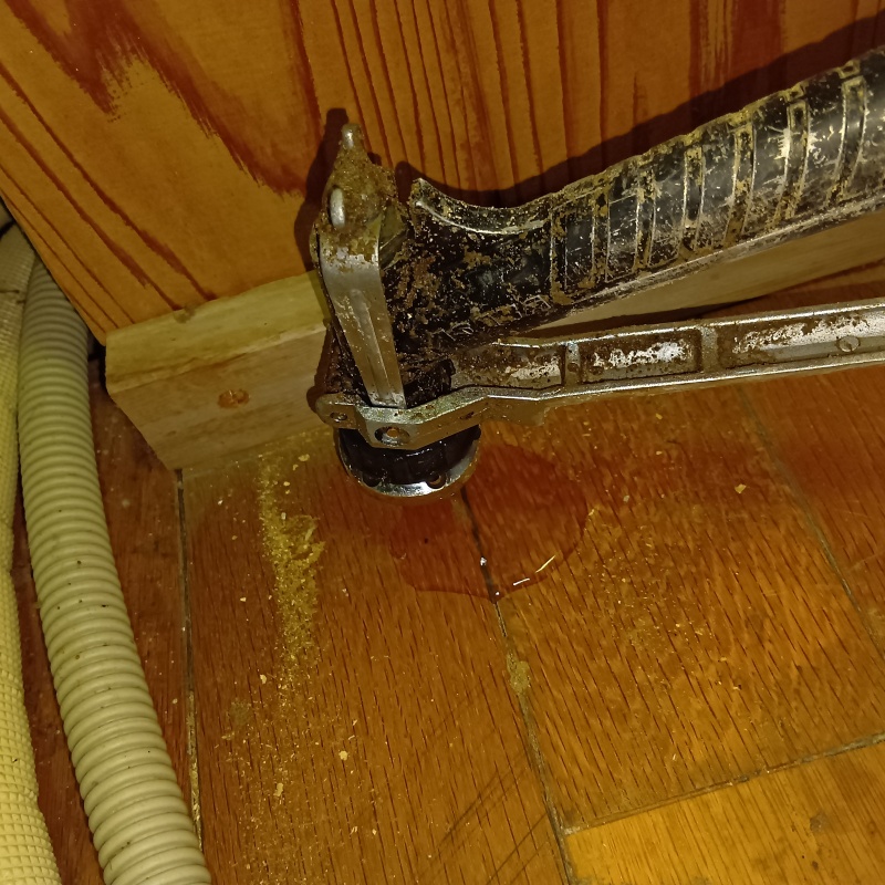 開けた穴からシロアリ駆除剤を注入