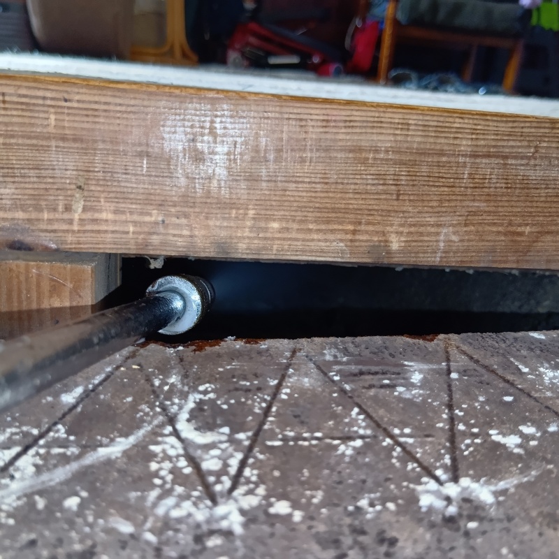 床下にシロアリ駆除剤を散布