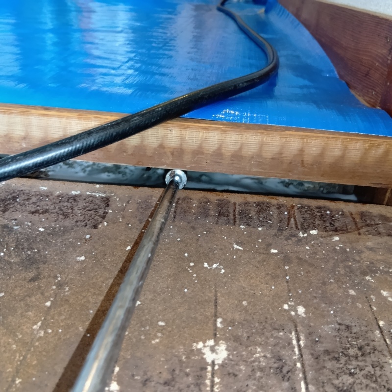 床下にシロアリ駆除剤を散布