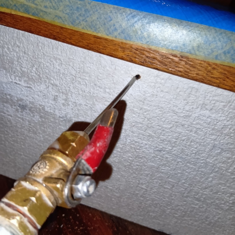 壁に穴を開けてシロアリ駆除剤を注入