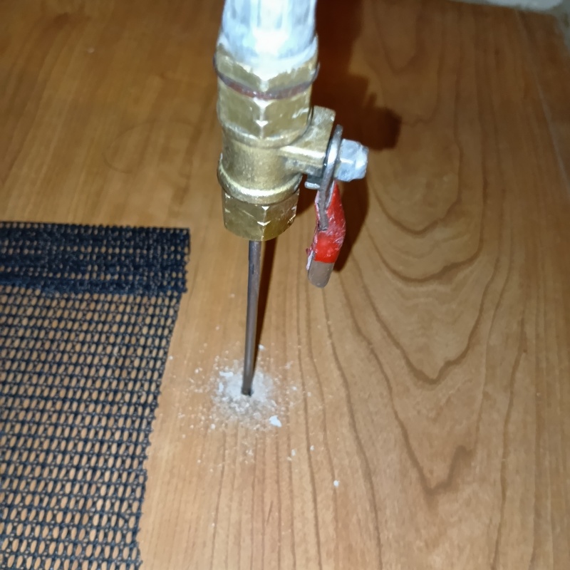 床に穴を開けてシロアリ駆除剤を注入