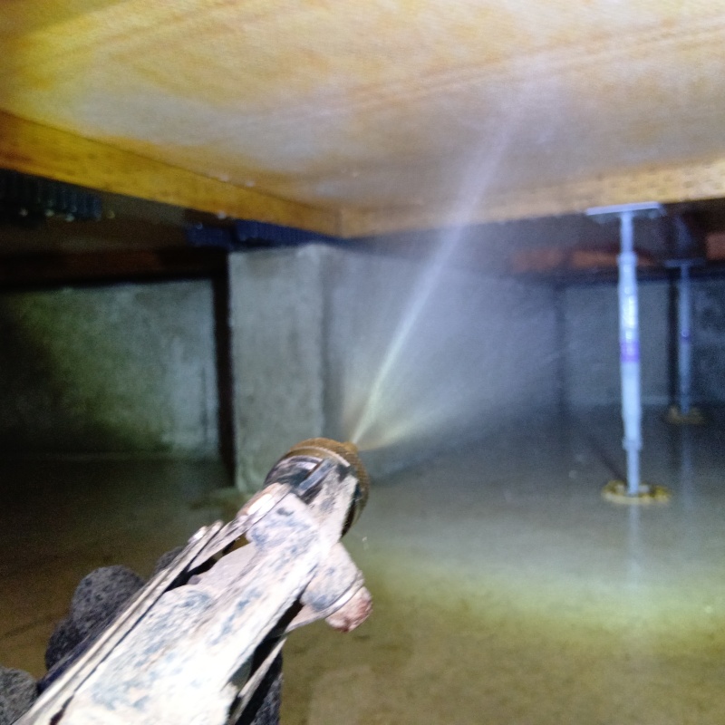 床下の木材に防蟻剤を散布